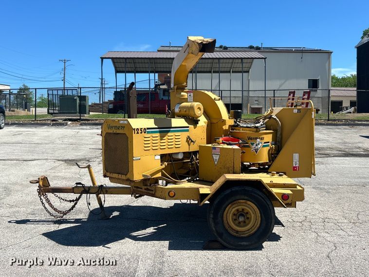 image for item FC5428 1994 Vermeer 1250BC wood chipper