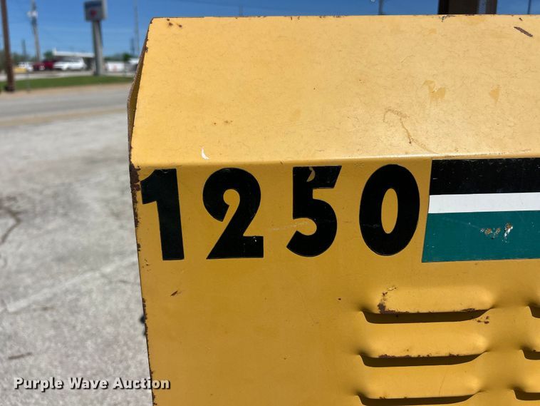 image for item FC5428 1994 Vermeer 1250BC wood chipper