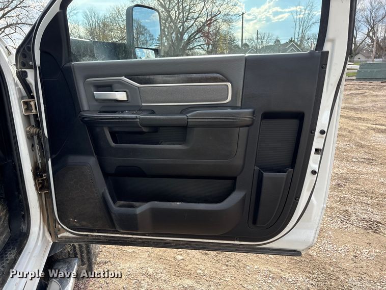 image for item FG2870 2019 RAM 5500 bucket truck