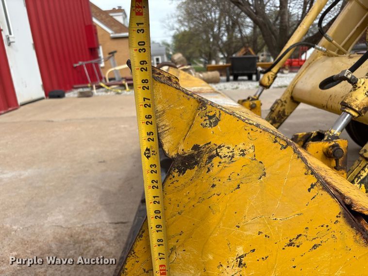 image for item FG2882 1971 Ford 3000 tractor