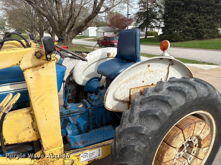 image for item FG2882 1971 Ford 3000 tractor