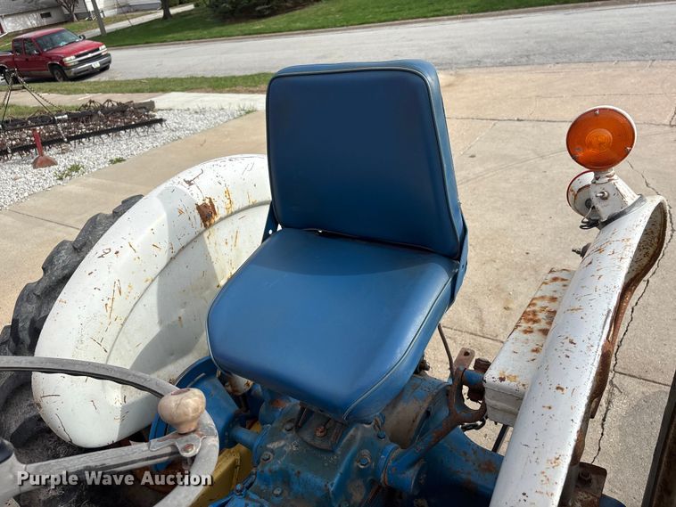 image for item FG2882 1971 Ford 3000 tractor