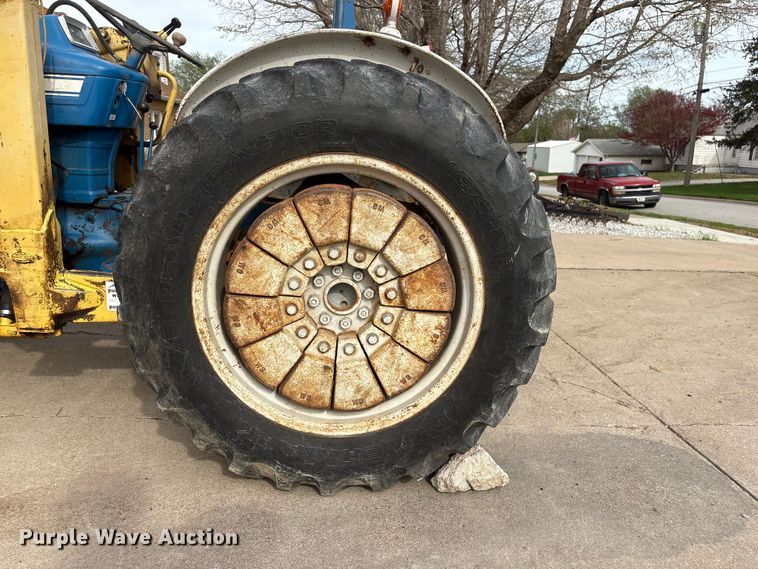 image for item FG2882 1971 Ford 3000 tractor