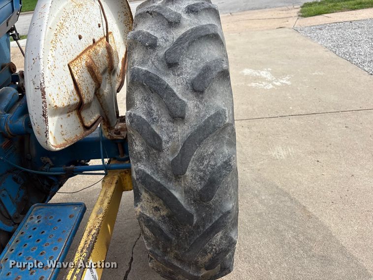 image for item FG2882 1971 Ford 3000 tractor
