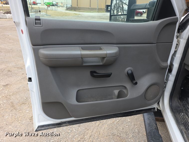 image for item FI0895 2008 GMC Sierra 2500HD flatbed pickup truck