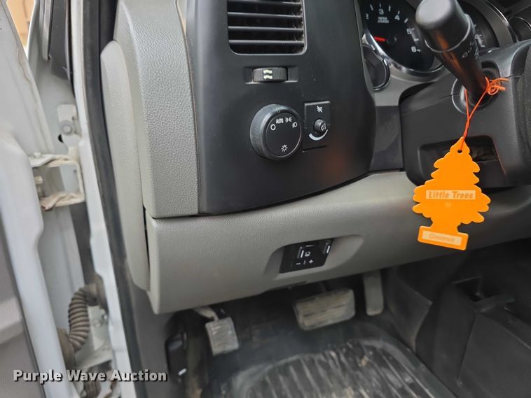 image for item FI0895 2008 GMC Sierra 2500HD flatbed pickup truck