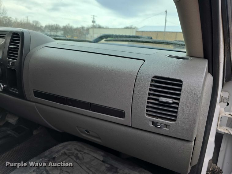 image for item FI0895 2008 GMC Sierra 2500HD flatbed pickup truck