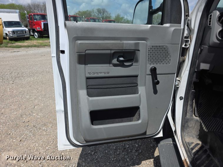 image for item FI0971 2013 Ford E350 Super Duty delivery van