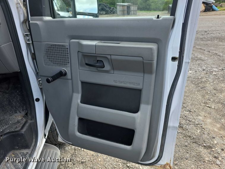 image for item FI0971 2013 Ford E350 Super Duty delivery van