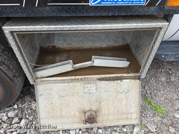 image for item FI0973 2015 Ford F550 Super Duty Crew Cab flatbed truck