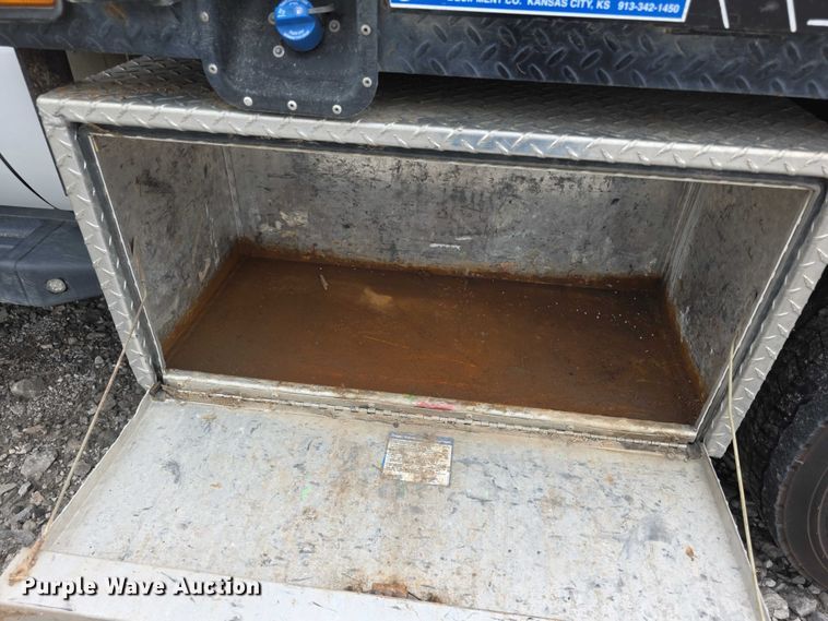 image for item FI0973 2015 Ford F550 Super Duty Crew Cab flatbed truck