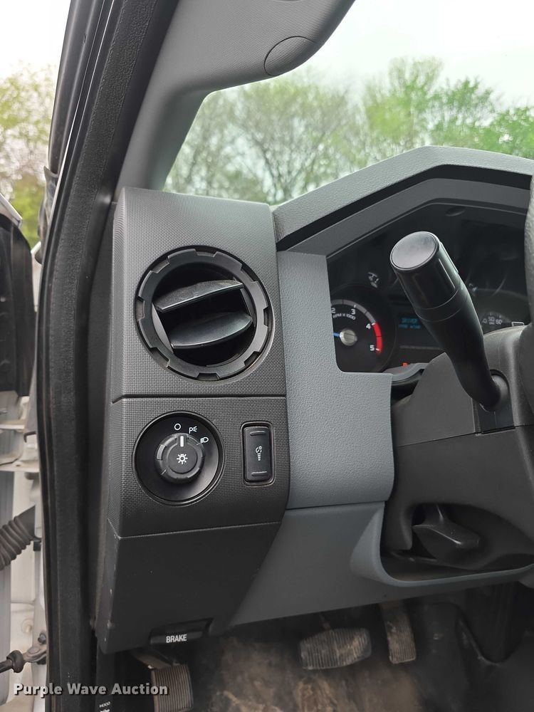 image for item FI0973 2015 Ford F550 Super Duty Crew Cab flatbed truck