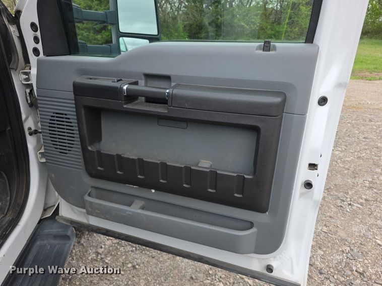 image for item FI0973 2015 Ford F550 Super Duty Crew Cab flatbed truck