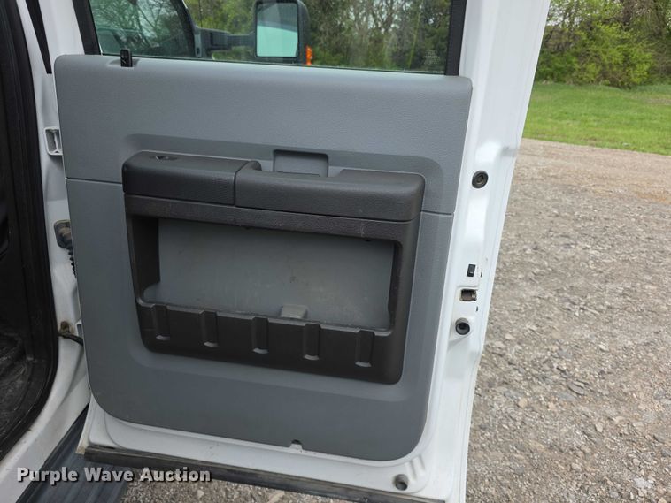 image for item FI0973 2015 Ford F550 Super Duty Crew Cab flatbed truck