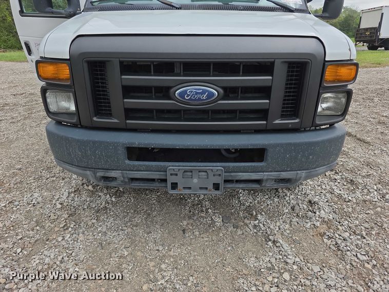image for item FI0975 2011 Ford E450 Super Duty delivery van