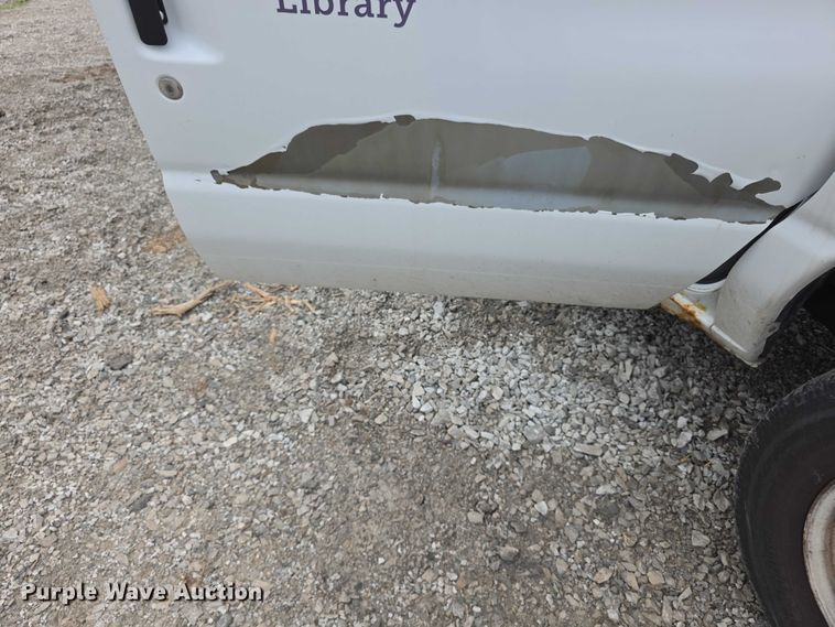 image for item FI0975 2011 Ford E450 Super Duty delivery van