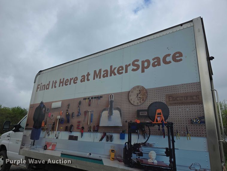 image for item FI0975 2011 Ford E450 Super Duty delivery van