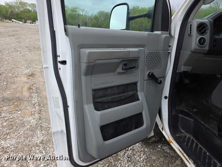 image for item FI0975 2011 Ford E450 Super Duty delivery van