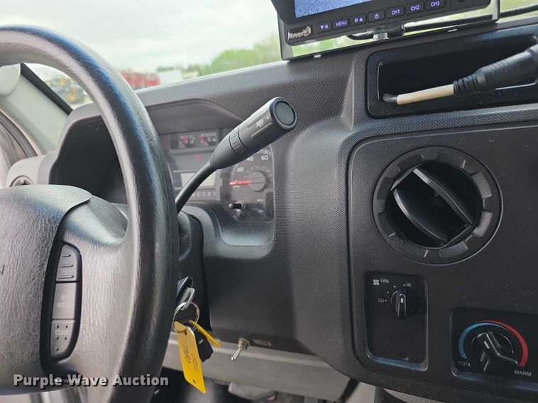 image for item FI0975 2011 Ford E450 Super Duty delivery van