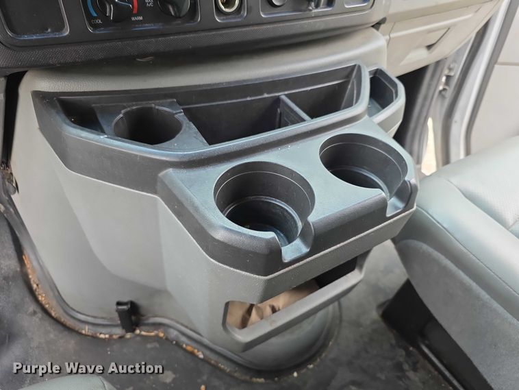 image for item FI0975 2011 Ford E450 Super Duty delivery van