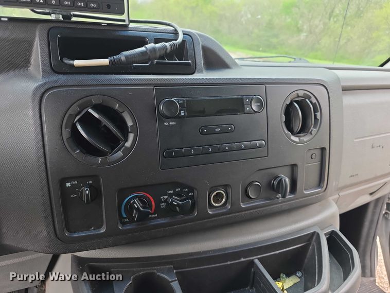 image for item FI0975 2011 Ford E450 Super Duty delivery van