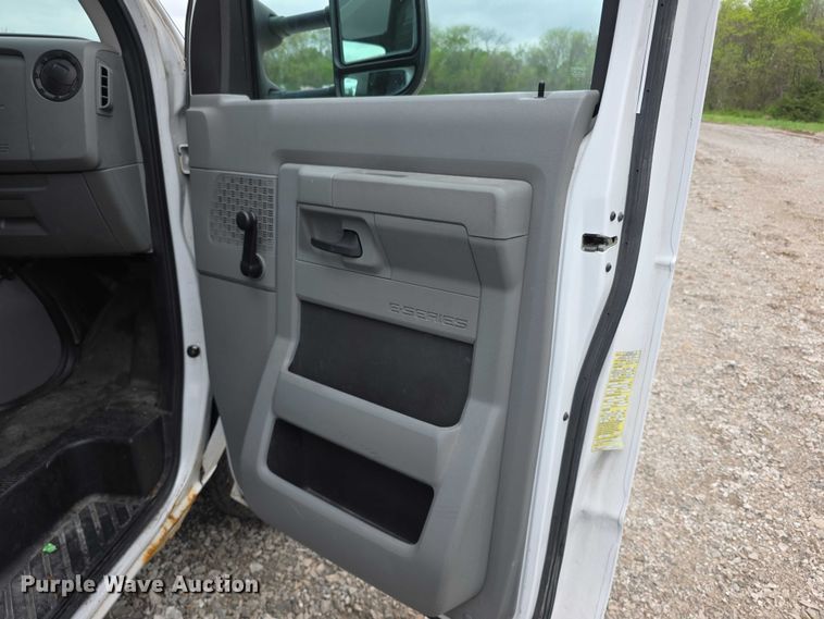 image for item FI0975 2011 Ford E450 Super Duty delivery van