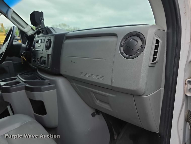 image for item FI0975 2011 Ford E450 Super Duty delivery van