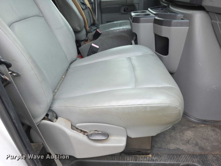 image for item FI0975 2011 Ford E450 Super Duty delivery van