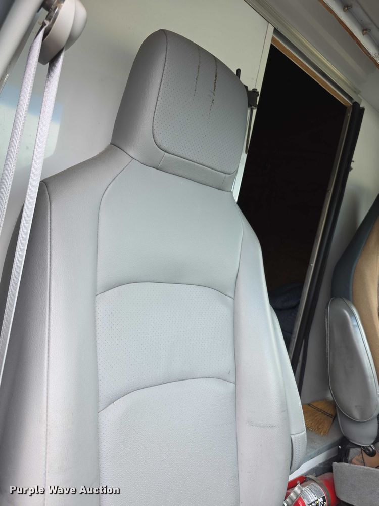 image for item FI0975 2011 Ford E450 Super Duty delivery van