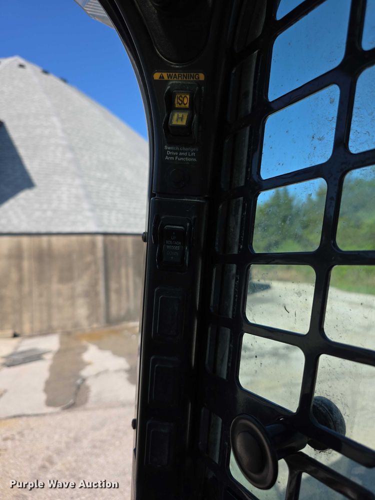 image for item FI0976 2016 Bobcat S650 skid steer loader