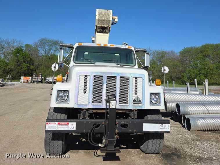 image for item FI0979 2001 International 2554 crane truck