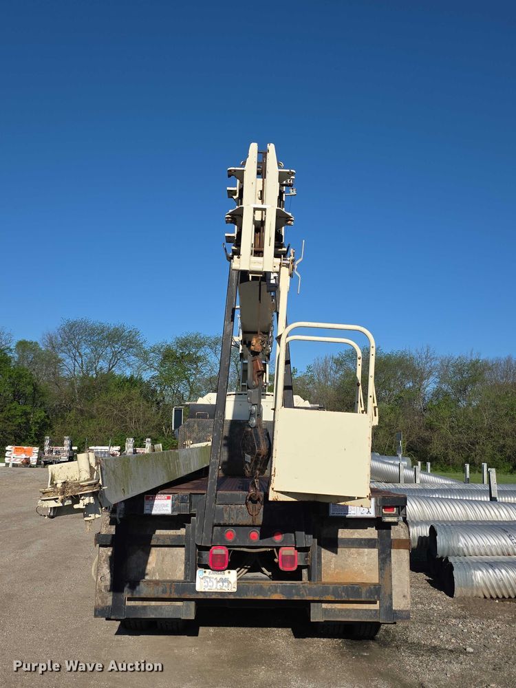 image for item FI0979 2001 International 2554 crane truck