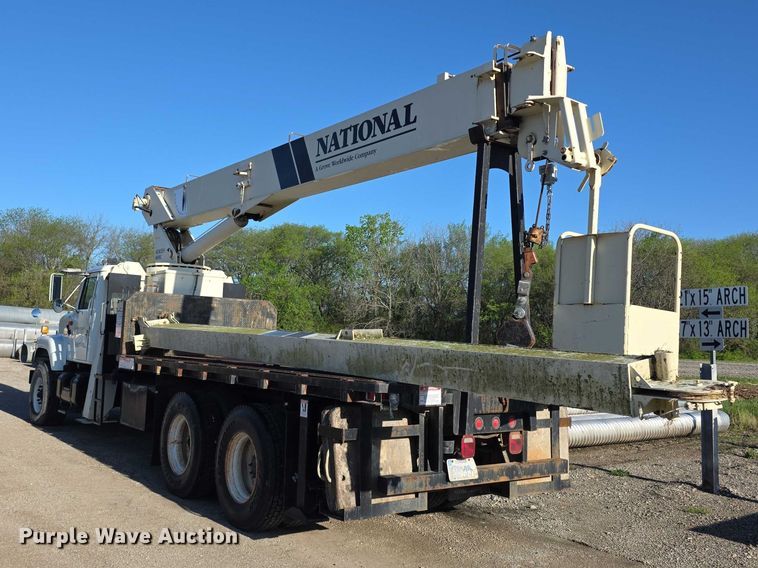 image for item FI0979 2001 International 2554 crane truck