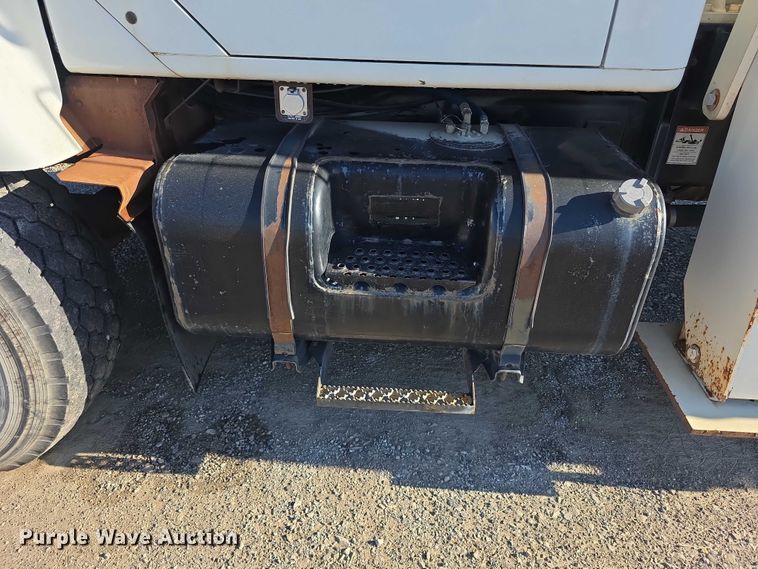 image for item FI0979 2001 International 2554 crane truck