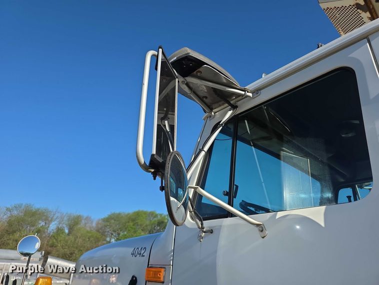 image for item FI0979 2001 International 2554 crane truck