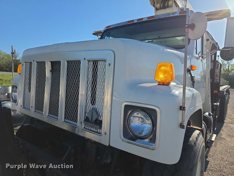 image for item FI0979 2001 International 2554 crane truck