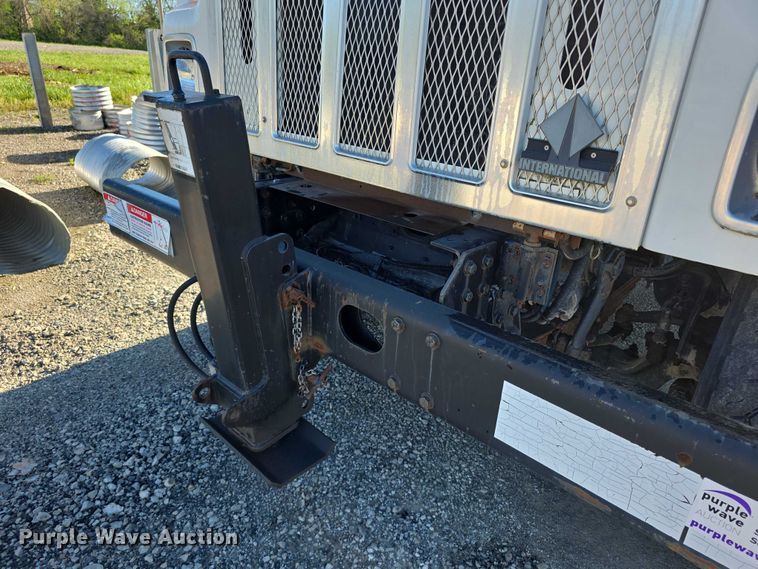 image for item FI0979 2001 International 2554 crane truck