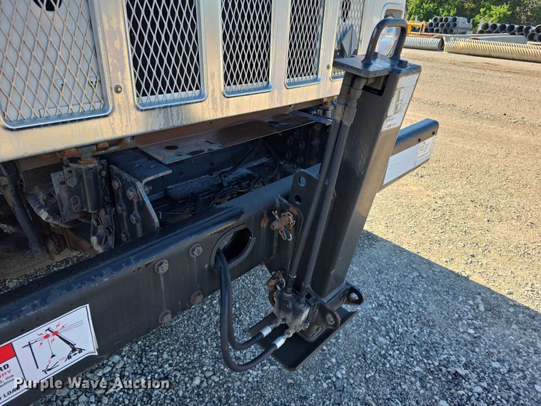 image for item FI0979 2001 International 2554 crane truck