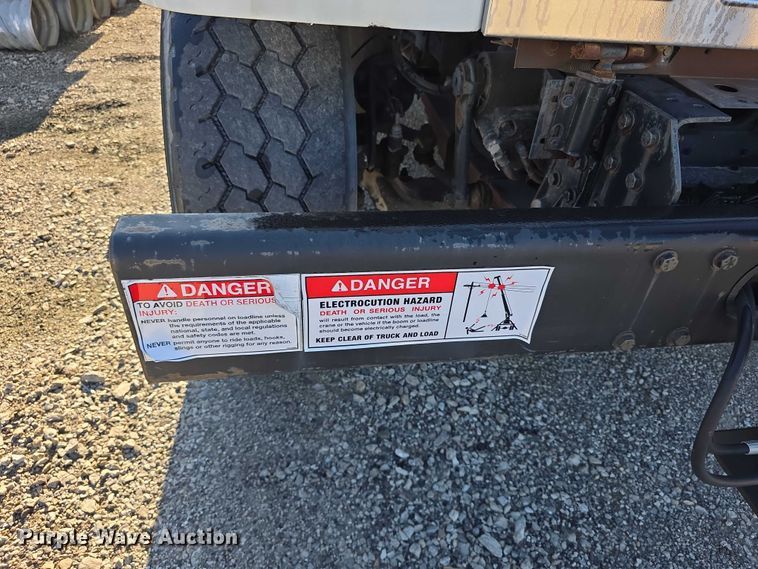 image for item FI0979 2001 International 2554 crane truck