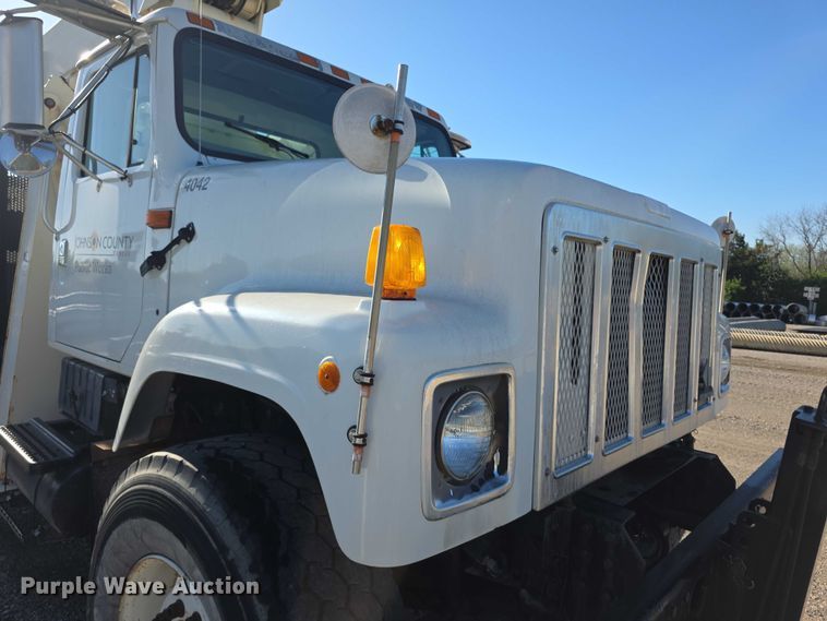 image for item FI0979 2001 International 2554 crane truck