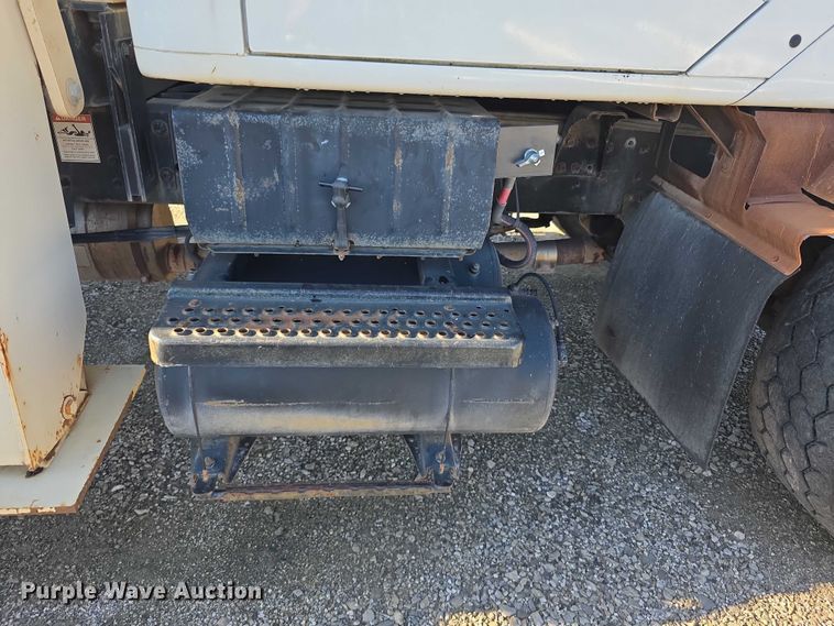 image for item FI0979 2001 International 2554 crane truck