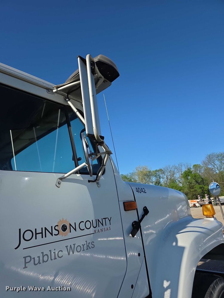 image for item FI0979 2001 International 2554 crane truck