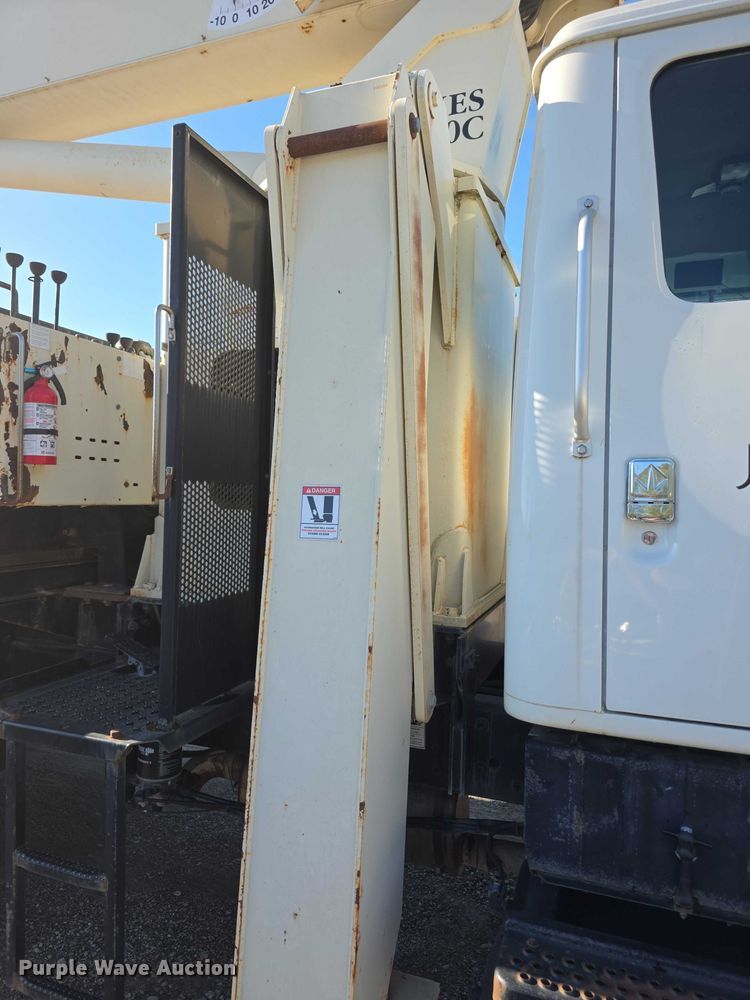 image for item FI0979 2001 International 2554 crane truck