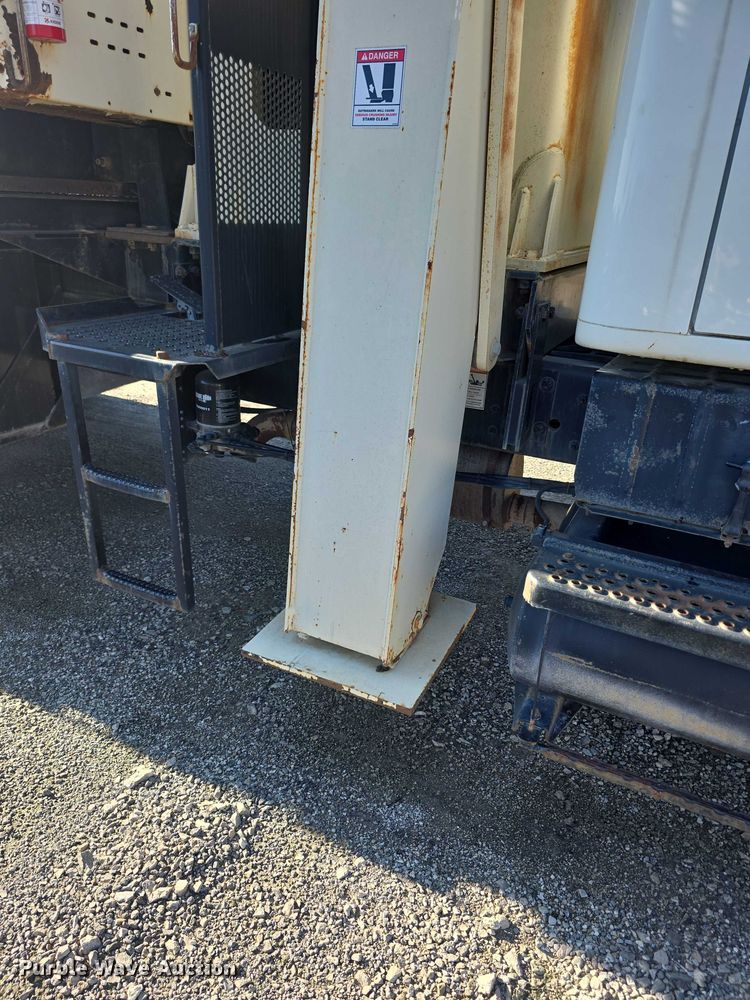 image for item FI0979 2001 International 2554 crane truck