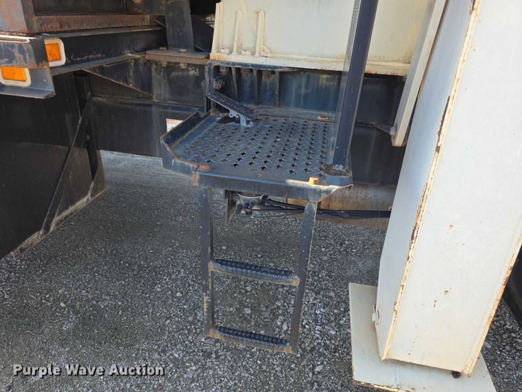 image for item FI0979 2001 International 2554 crane truck