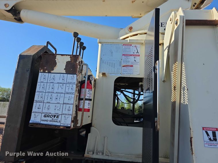 image for item FI0979 2001 International 2554 crane truck