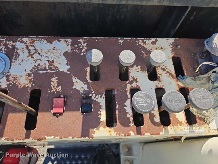 image for item FI0979 2001 International 2554 crane truck