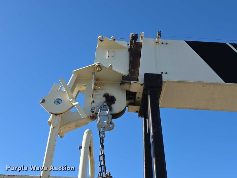 image for item FI0979 2001 International 2554 crane truck