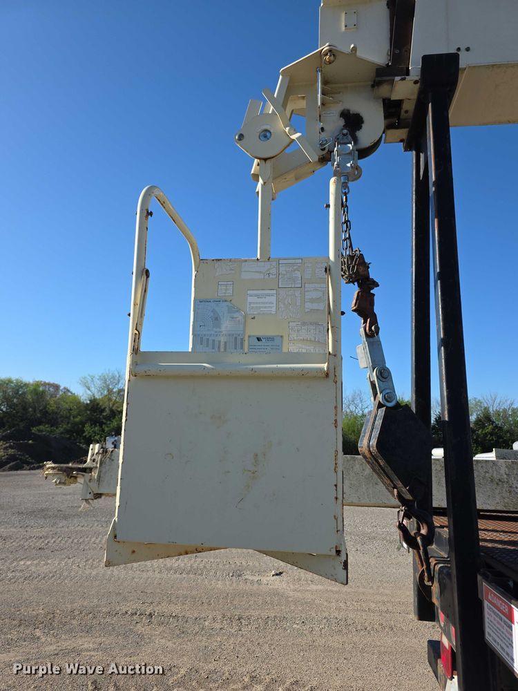 image for item FI0979 2001 International 2554 crane truck