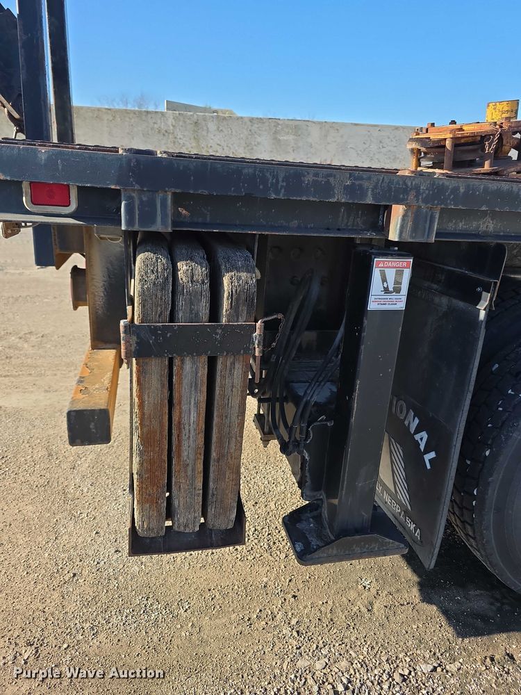 image for item FI0979 2001 International 2554 crane truck